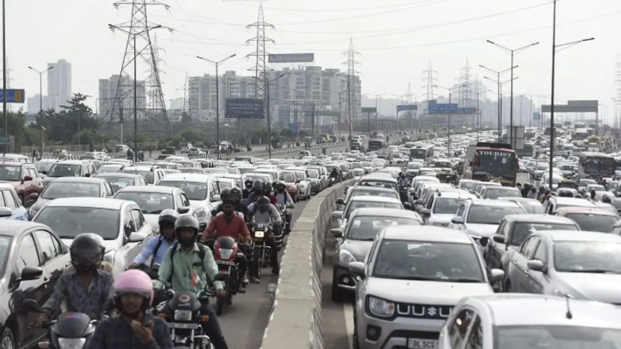 వాయుకాలుష్యం : ఢిల్లీ గురుగ్రామ్ ఎక్స్ప్రెస్వేపై భారీ ట్రాఫిక్ జామ్.. ఇరుక్కుపోయిన అంబులెన్స్.. వాయుకాలుష్యం : ఢిల్లీ గురుగ్రామ్ ఎక్స్ప్రెస్వేపై భారీ ట్రాఫిక్ జామ్.. ఇరుక్కుపోయిన అంబులెన్స్..
