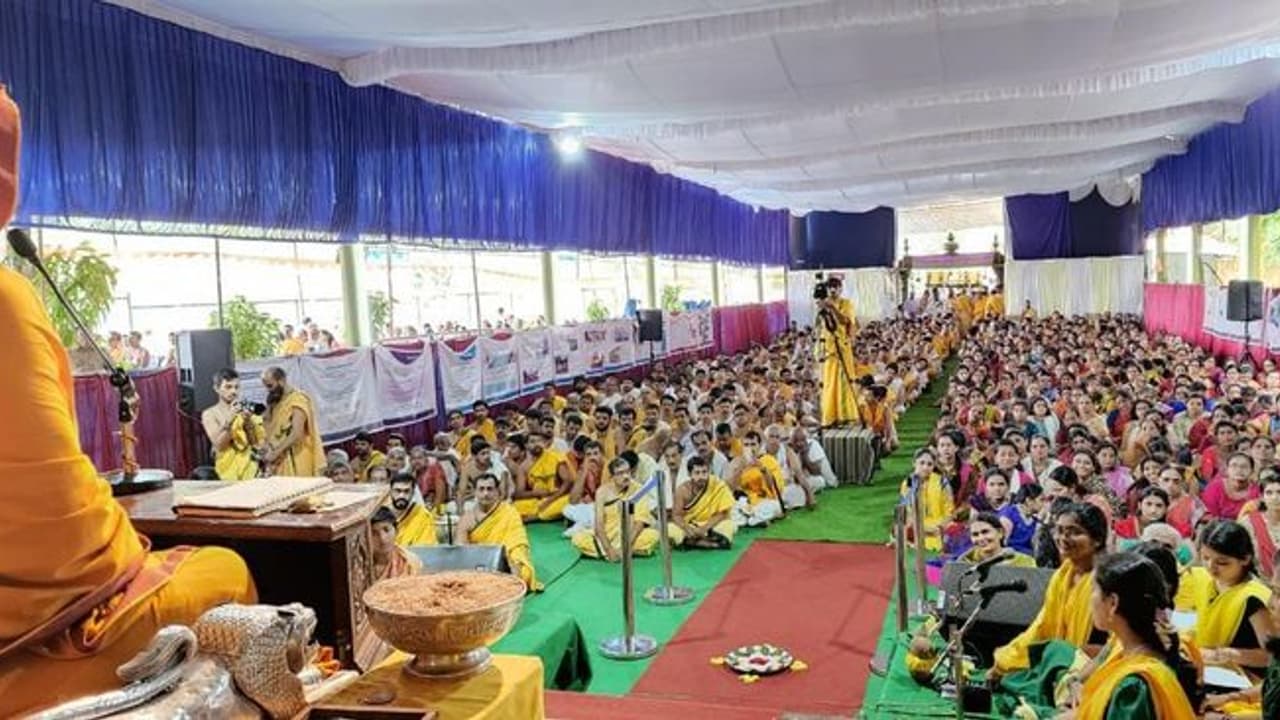 ಸೇವೆಯ ಸಮಾಧಾನ ಭೋಗದಲ್ಲಿಲ್ಲ: ರಾಘವೇಶ್ವರ ಶ್ರೀ ಸೇವೆಯ ಸಮಾಧಾನ ಭೋಗದಲ್ಲಿಲ್ಲ: ರಾಘವೇಶ್ವರ ಶ್ರೀ