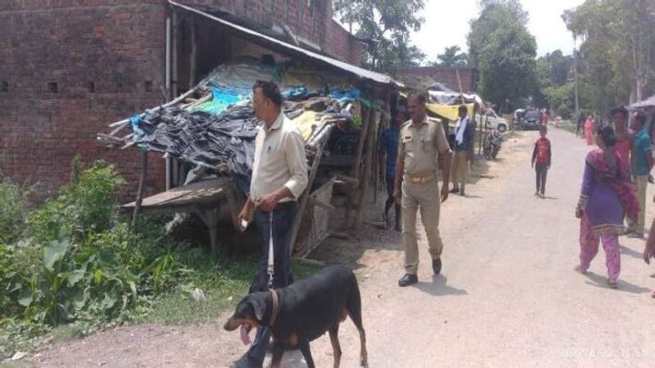 बाराबंकी में युवक की हत्या कर कंटीले तारों पर फेंका शव, मृतक के मामा ने लगाया हत्या का आरोप बाराबंकी में युवक की हत्या कर कंटीले तारों पर फेंका शव, मृतक के मामा ने लगाया हत्या का आरोप