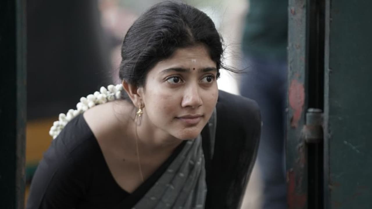 குடும்பத்துடன் இருக்கும் இனிமையான சூழலை வெளியிட்ட சாய் பல்லவி...வைரல் போஸ்ட் இதோ குடும்பத்துடன் இருக்கும் இனிமையான சூழலை வெளியிட்ட சாய் பல்லவி...வைரல் போஸ்ட் இதோ