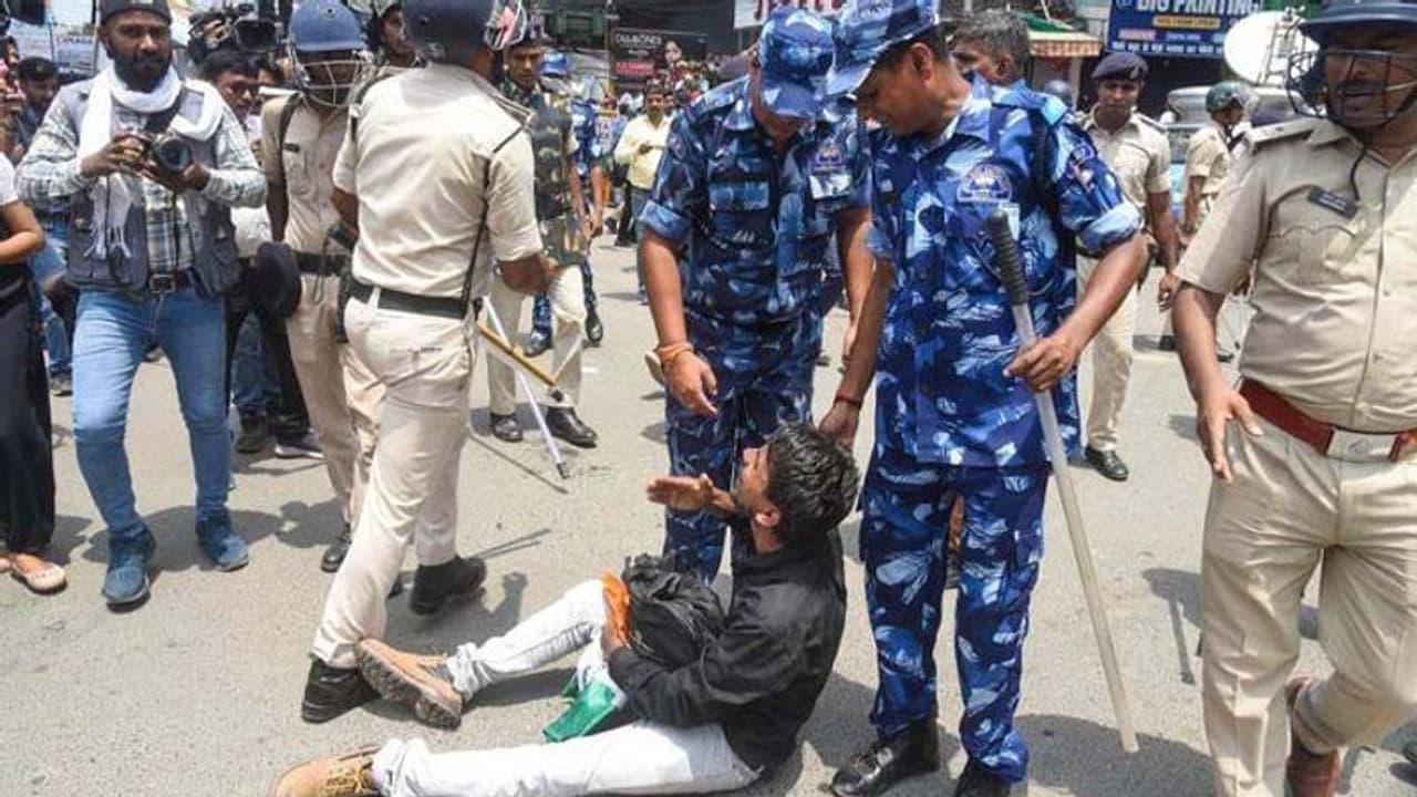 बेरोजगार टीचर कैंडिडेट्स पर टूटी पुलिस की लाठियां, 'तिरंगा' देखकर भी नहीं रुके पुलिस के हाथ, Viral Photos बेरोजगार टीचर कैंडिडेट्स पर टूटी पुलिस की लाठियां, 'तिरंगा' देखकर भी नहीं रुके पुलिस के हाथ, Viral Photos