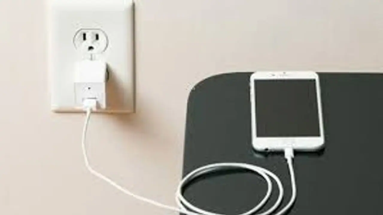 செல்போன் சார்ஜரில் ஸ்பை கேமிரா .. அந்தரங்க வீடியோக்களை வெளியிட்டு விடுவதாக மிரட்டல்.. அதிர்ச்சி சம்பவம்