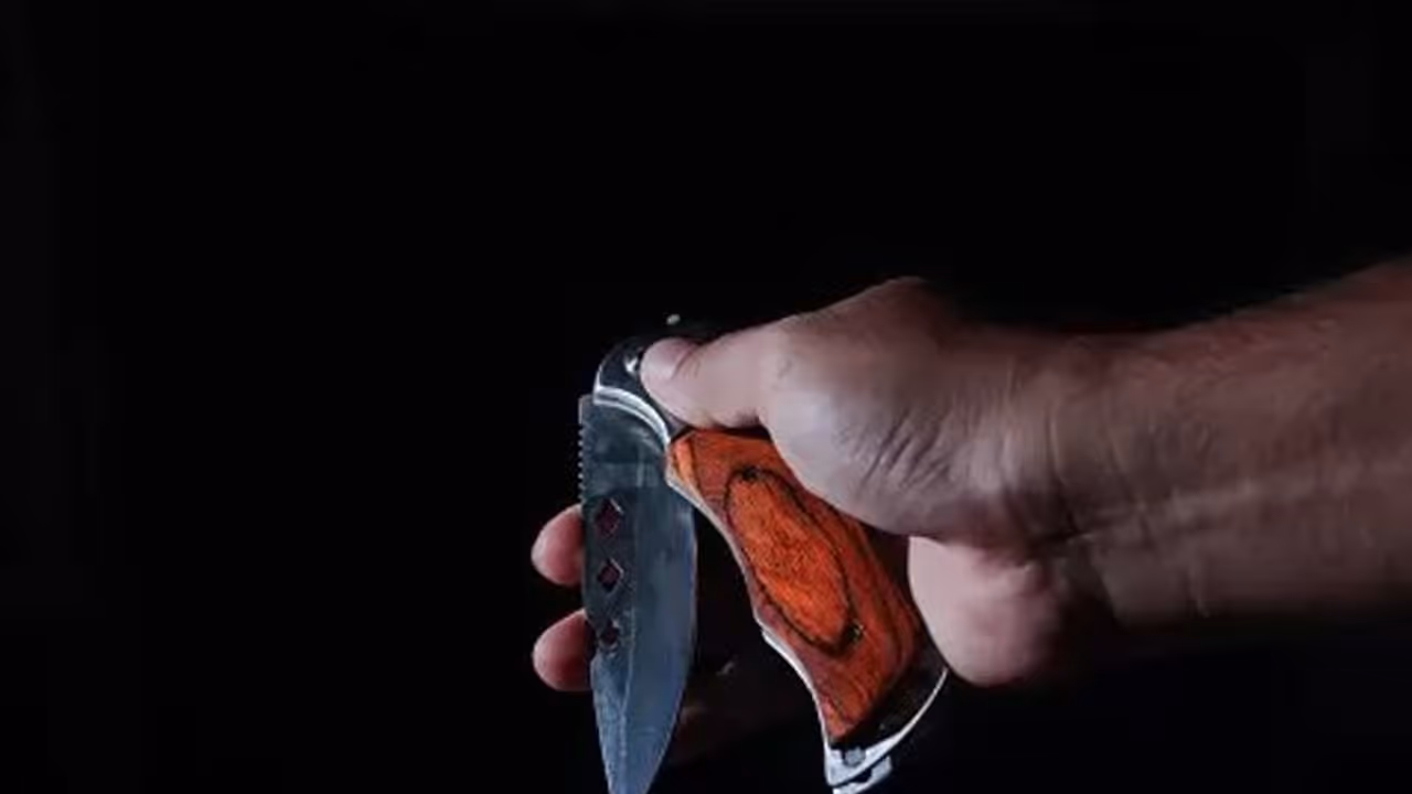 ஆடு வெட்டுவதாக எண்ணி ஆணுறுப்பை அறுத்துக் கொண்ட விவசாயி.. அரை தூக்கத்தில் விபரீதம். 