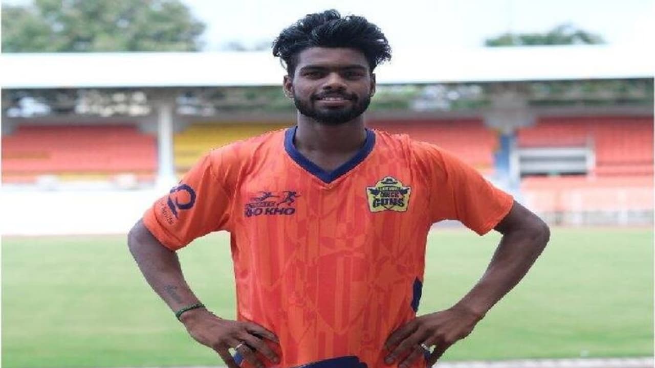 கடன் வாங்கி மகன் கேட்டதை செய்த தாய்… பெருமையை தேடி தந்த விக்னேஷ்... யார் இவர்? 