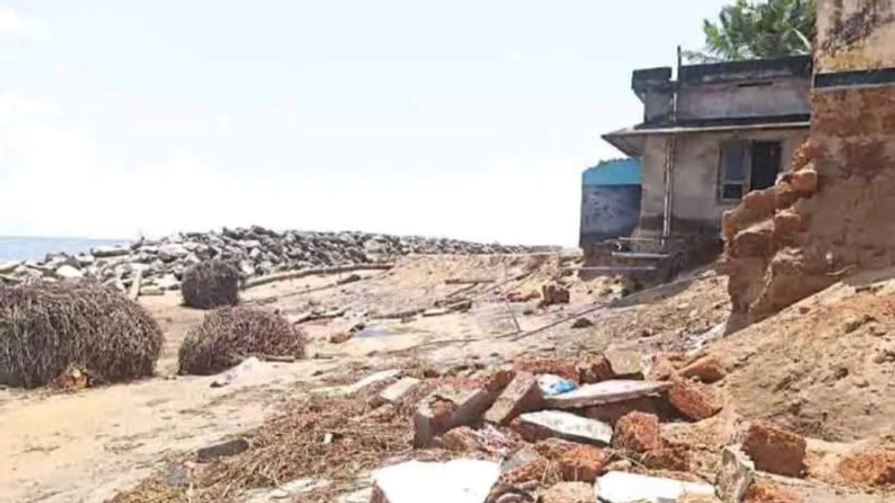 കടല്ഭിത്തി പേരിന് മാത്രം; പൊന്നാനി നഗരപരിധിയില് കടലെടുത്തത് 11 വീടുകള്, ദുരിത ജീവിതം കടല്ഭിത്തി പേരിന് മാത്രം; പൊന്നാനി നഗരപരിധിയില് കടലെടുത്തത് 11 വീടുകള്, ദുരിത ജീവിതം