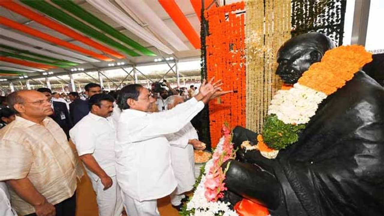 స్వాతంత్య్రం వచ్చి 75 ఏళ్లైనా ఆశించిన ఫలితాలు దక్కలేదు:కేసీఆర్ స్వాతంత్య్రం వచ్చి 75 ఏళ్లైనా ఆశించిన ఫలితాలు దక్కలేదు:కేసీఆర్