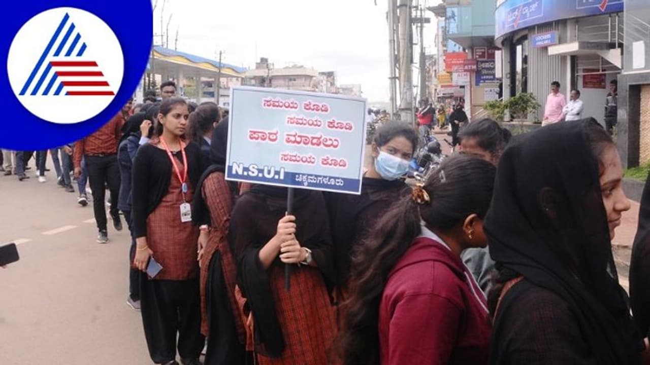 ಪರೀಕ್ಷೆ ಮುಂದೂಡಲು ಒತ್ತಾಯಿಸಿ ಕುವೆಂಪು ವಿವಿ ವಿರುದ್ಧ ವಿದ್ಯಾರ್ಥಿಗಳ ಪ್ರತಿಭಟನೆ
