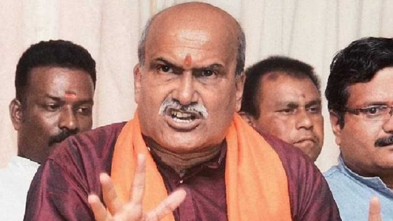 ಸಾವರ್ಕರ್ ಪಾಠ ಹೊರಕ್ಕೆ, ಕಾಂಗ್ರೆಸ್ ಬೌದ್ಧಿಕ ದಿವಾಳಿತನಕ್ಕೆ ಸಾಕ್ಷಿ: ಮುತಾಲಿಕ್ ಸಾವರ್ಕರ್ ಪಾಠ ಹೊರಕ್ಕೆ, ಕಾಂಗ್ರೆಸ್ ಬೌದ್ಧಿಕ ದಿವಾಳಿತನಕ್ಕೆ ಸಾಕ್ಷಿ: ಮುತಾಲಿಕ್