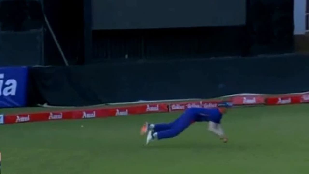 ഹോ...ആ ക്യാച്ചോടെ എല്ലാം ശുഭമായി, ഇല്ലായിരുന്നെങ്കില്; റാസയെ പറന്നുപിടിച്ച ശുഭ്മാന് ഗില്ലിന്റെ ക്യാച്ച് ഹോ...ആ ക്യാച്ചോടെ എല്ലാം ശുഭമായി, ഇല്ലായിരുന്നെങ്കില്; റാസയെ പറന്നുപിടിച്ച ശുഭ്മാന് ഗില്ലിന്റെ ക്യാച്ച്