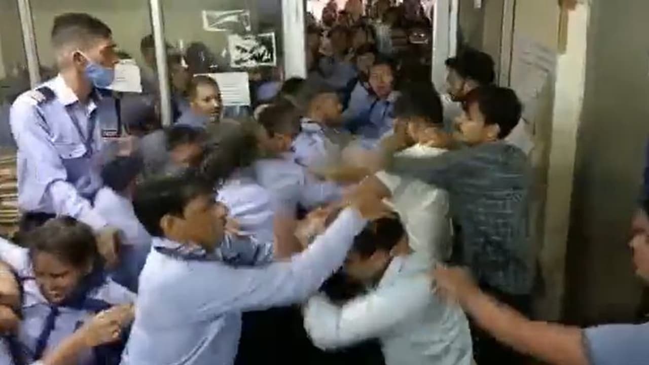 காஜியாபாத்தில் இரு பிரிவு மாணவர்களுக்கு இடையே மோதல்: கார் மோதிய பின்பும் அடிதடி நீடிப்பு