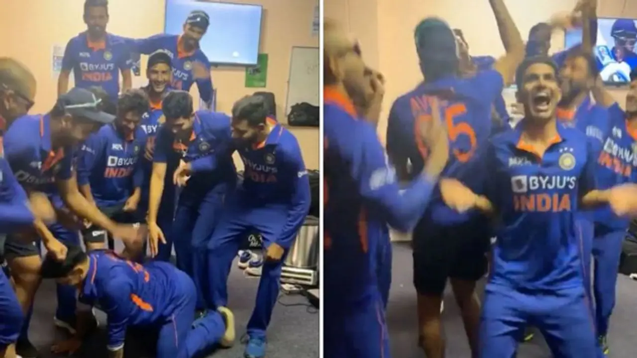 డ్రెస్సింగ్ రూమ్లో రచ్చ చేసిన ఇషాన్ కిషన్...‘కాలా చష్మా’ పాటకు బెల్లీ స్టెప్పులతో... డ్రెస్సింగ్ రూమ్లో రచ్చ చేసిన ఇషాన్ కిషన్...‘కాలా చష్మా’ పాటకు బెల్లీ స్టెప్పులతో...