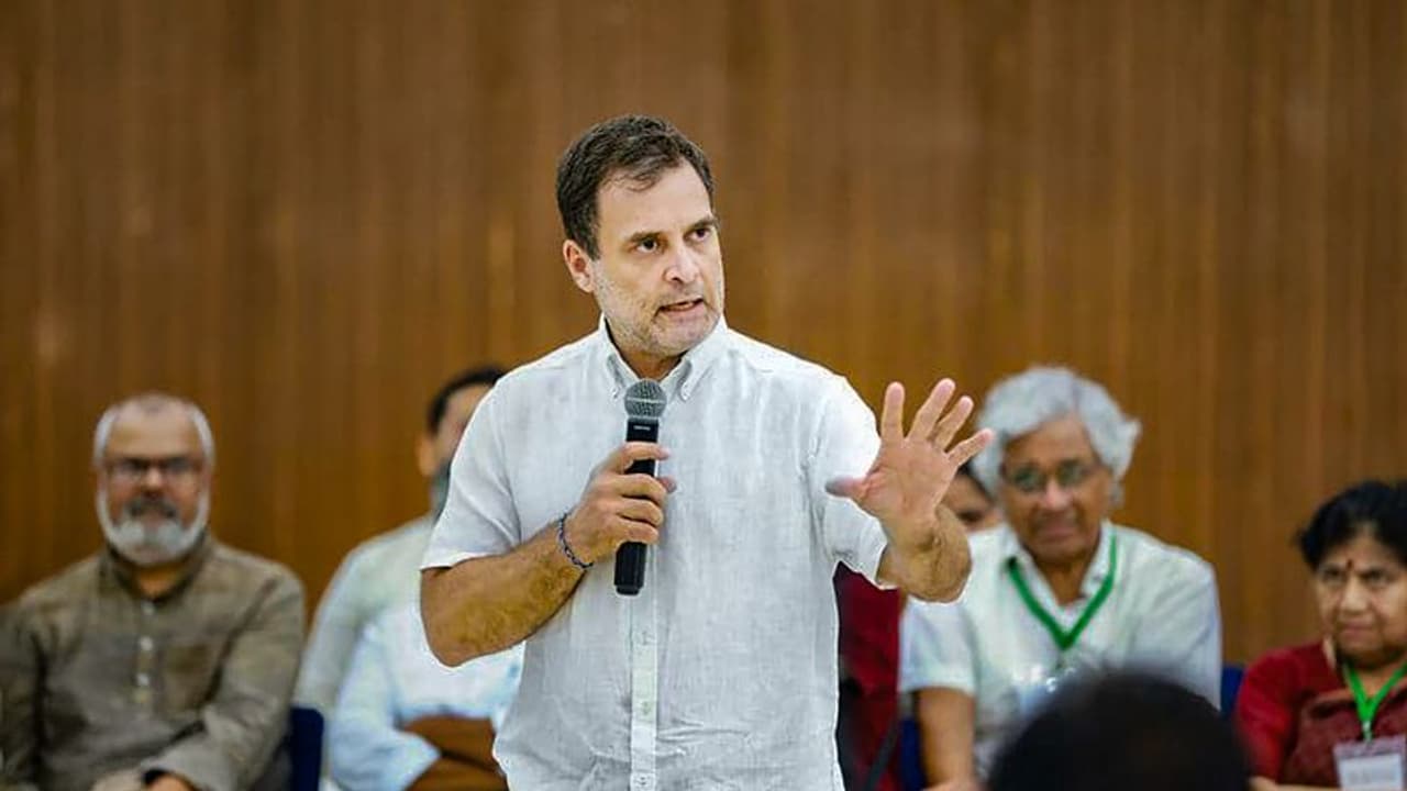 राहुल गांधी का कटाक्ष राष्ट्र के लिए खादी लेकिन राष्ट्रीय ध्वज के लिए चीनी पॉलिएस्टर, कथनी करनी अलग अलग राहुल गांधी का कटाक्ष राष्ट्र के लिए खादी लेकिन राष्ट्रीय ध्वज के लिए चीनी पॉलिएस्टर, कथनी करनी अलग अलग