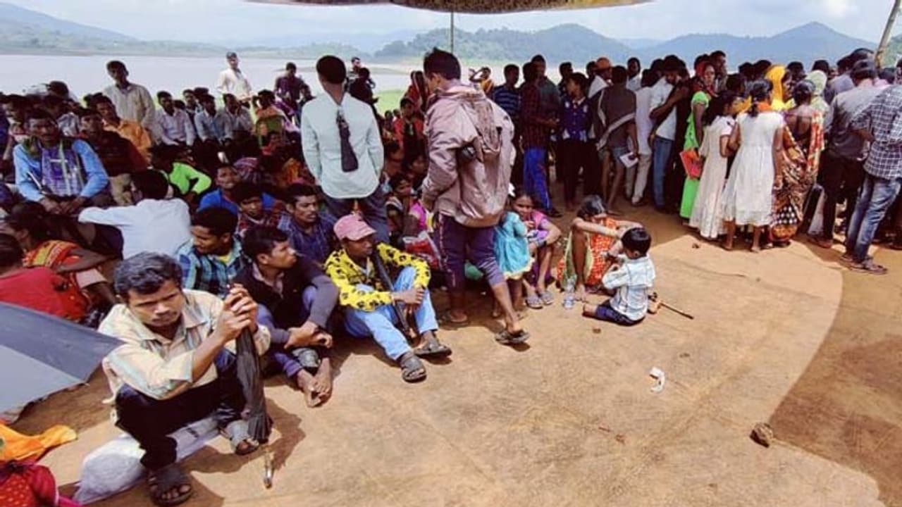 जब माओवादियों की 'हरकतों' से गुस्सा हुए 500 समर्थक, लगा दी उनकी 'लंका' में आग, चौंकाने वाली खबर जब माओवादियों की 'हरकतों' से गुस्सा हुए 500 समर्थक, लगा दी उनकी 'लंका' में आग, चौंकाने वाली खबर