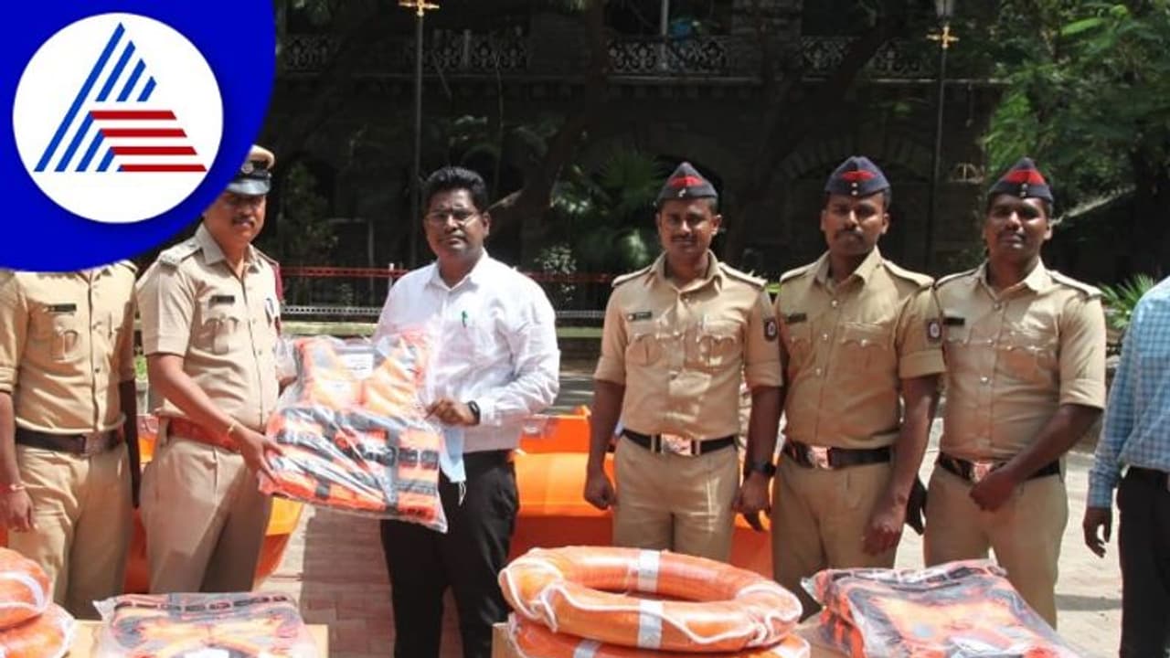 ವಿಪತ್ತು ನಿರ್ವಹಣೆಗೆ ಬಳ್ಳಾರಿ ಜಿಲ್ಲಾಡಳಿತದಿಂದ 2 ಬೋಟ್ ವಿತರಣೆ ವಿಪತ್ತು ನಿರ್ವಹಣೆಗೆ ಬಳ್ಳಾರಿ ಜಿಲ್ಲಾಡಳಿತದಿಂದ 2 ಬೋಟ್ ವಿತರಣೆ