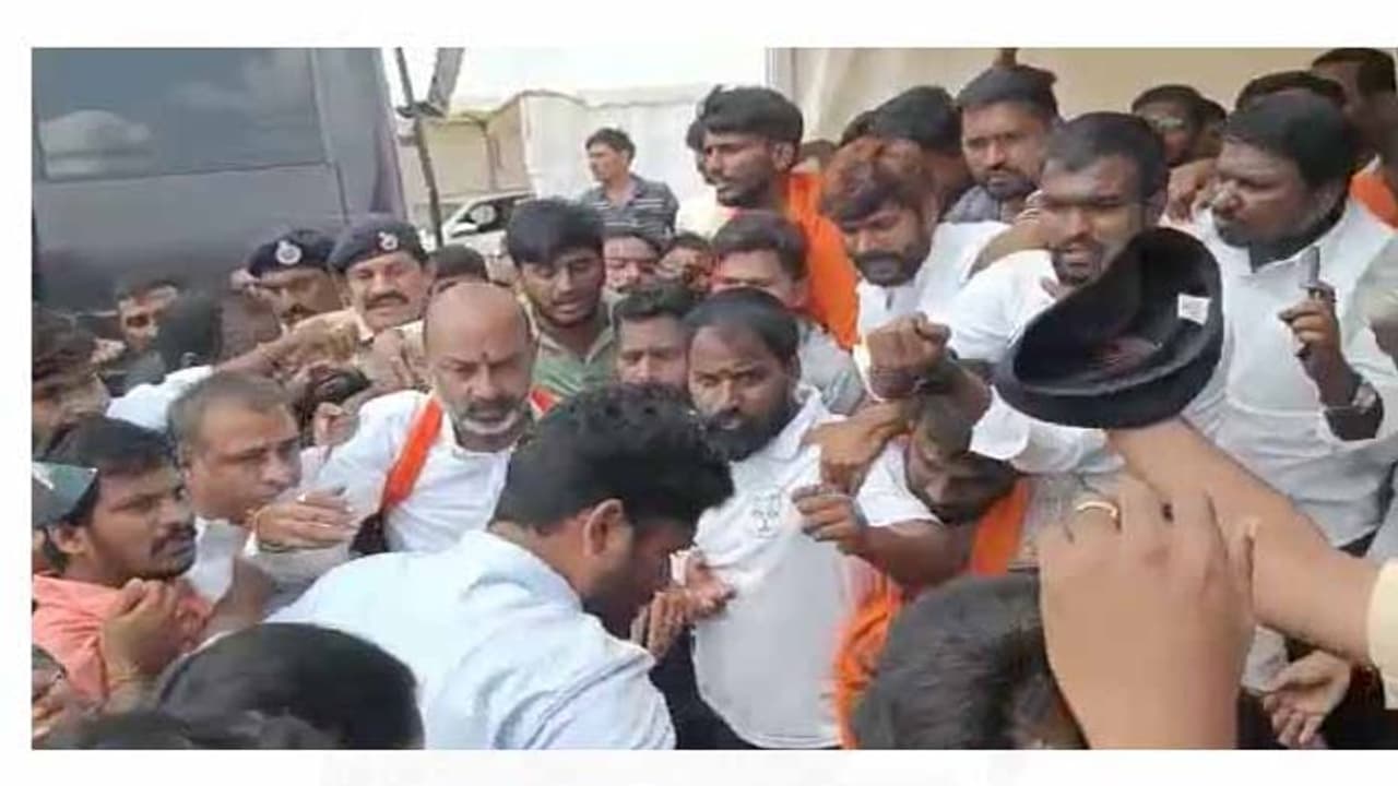 పాదయాత్రలోనే దీక్షకు బండి సంజయ్: అరెస్ట్ చేసిన జనగామ పోలీసులు పాదయాత్రలోనే దీక్షకు బండి సంజయ్: అరెస్ట్ చేసిన జనగామ పోలీసులు