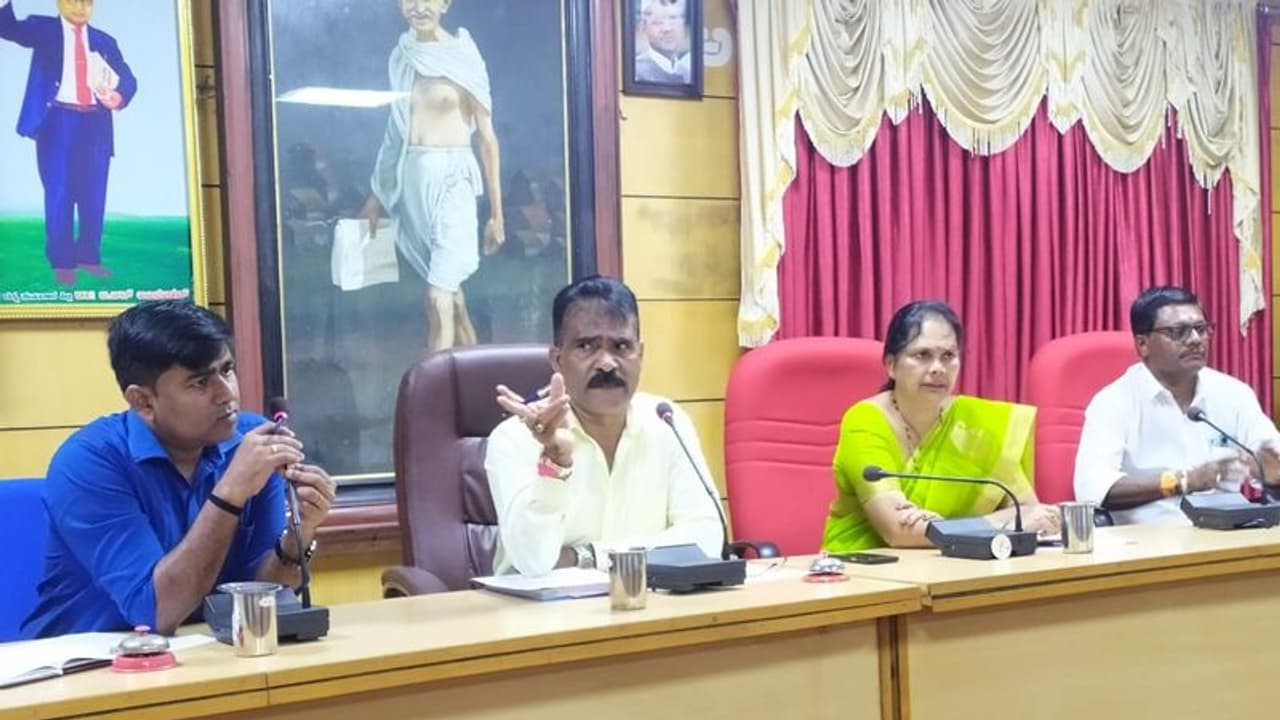 ನಗರಸಭೆ ಅಧ್ಯಕ್ಷರ ಗಮನಕ್ಕೆ ತಾರದೇ ಐಡಿಎಸ್‌ಎಂಟಿ ಮಳಿಗೆ ಕಾಯ್ದಿರಿಸಿದ ಡಿಸಿ: ಆಕ್ರೋಶ