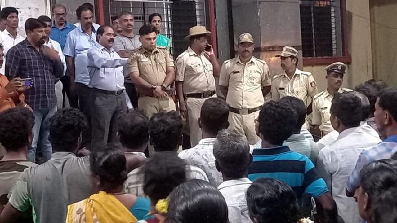 35 ವರ್ಷದ ದಾಯಾದಿ ಕಲಹ ನಿಂತಲ್ಲೇ ಬಗೆಹರಿಸಿದ ತಹಸೀಲ್ದಾರ! 35 ವರ್ಷದ ದಾಯಾದಿ ಕಲಹ ನಿಂತಲ್ಲೇ ಬಗೆಹರಿಸಿದ ತಹಸೀಲ್ದಾರ!