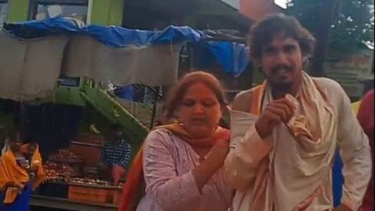 पलामू में एक विवाह ऐसा भी: बीच सड़क पर प्रेमी ने भरी मांग, फिर शादी के लिए प्रेमिका ने मंदिर तक लगवा दी दौड़