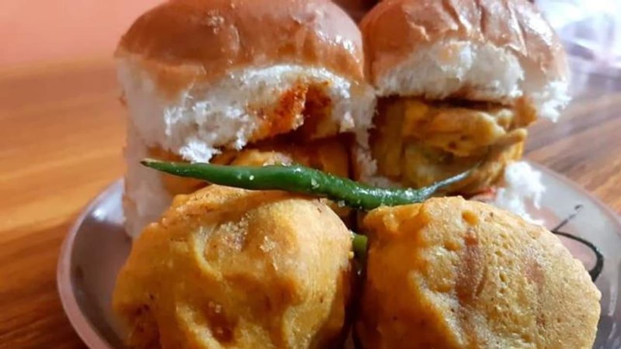 मुंबइकर आज मना रहे विश्व वड़ा पाव दिवस, सोशल मीडिया पर ये पोस्ट खूब हो रही वायरल मुंबइकर आज मना रहे विश्व वड़ा पाव दिवस, सोशल मीडिया पर ये पोस्ट खूब हो रही वायरल