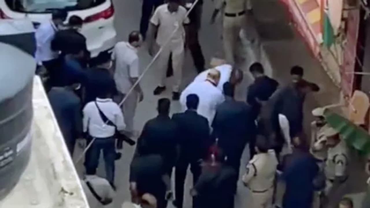 അമിത് ഷായുടെ ചെരുപ്പ് കൈയിൽപ്പിടിച്ച് ബിജെപി അധ്യക്ഷൻ; വിമർശനവുമായി ടിആർഎസ്, തിരിച്ചടിച്ച് ബിജെപി