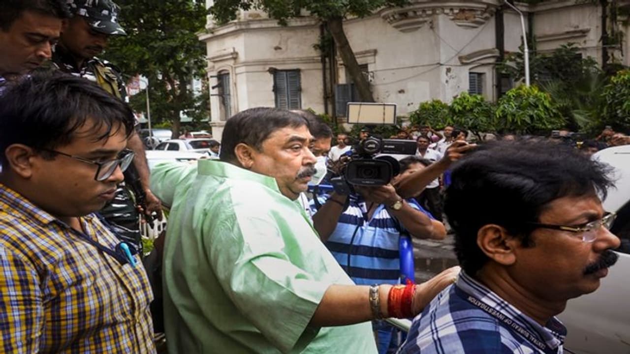 অনুব্রতর সম্পত্তির খোঁজে এবার বোলপুরের জমি রেজিস্ট্রি অফিসে সিবিআই, চালকলের মালিকানা নিয়েও চলল জিজ্ঞাসাবাদ অনুব্রতর সম্পত্তির খোঁজে এবার বোলপুরের জমি রেজিস্ট্রি অফিসে সিবিআই, চালকলের মালিকানা নিয়েও চলল জিজ্ঞাসাবাদ