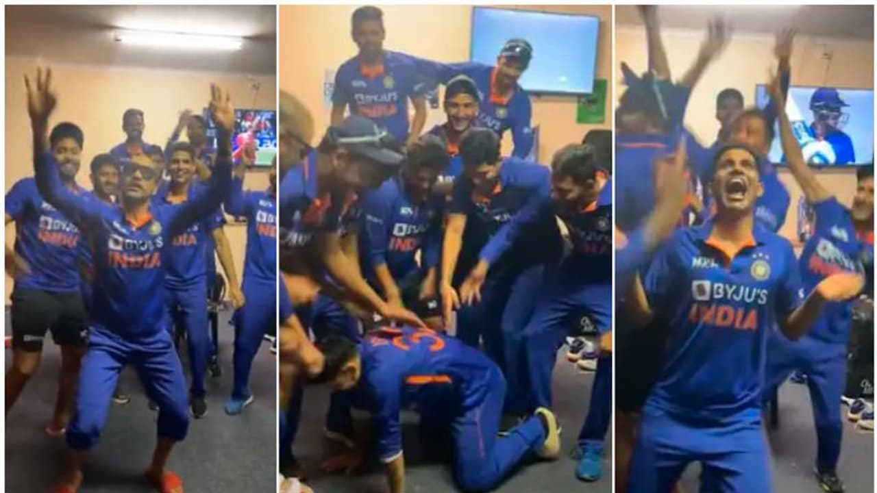 'কালা চশমা' গানে ভারতীয় ক্রিকেটারদের উদ্দাম নাচ, দেখুন নেট দুনিয়ায় ঝড় তোলা ভিডিও 'কালা চশমা' গানে ভারতীয় ক্রিকেটারদের উদ্দাম নাচ, দেখুন নেট দুনিয়ায় ঝড় তোলা ভিডিও