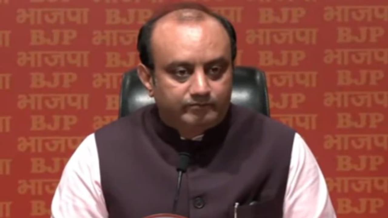 కేసీఆర్‌ కుటుంబానికి సంబంధం లేకపోతే బండి సంజయ్‌ను ఎందుకు అరెస్ట్ చేశారు?: బీజేపీ ఎంపీ సుధాంశు త్రివేది