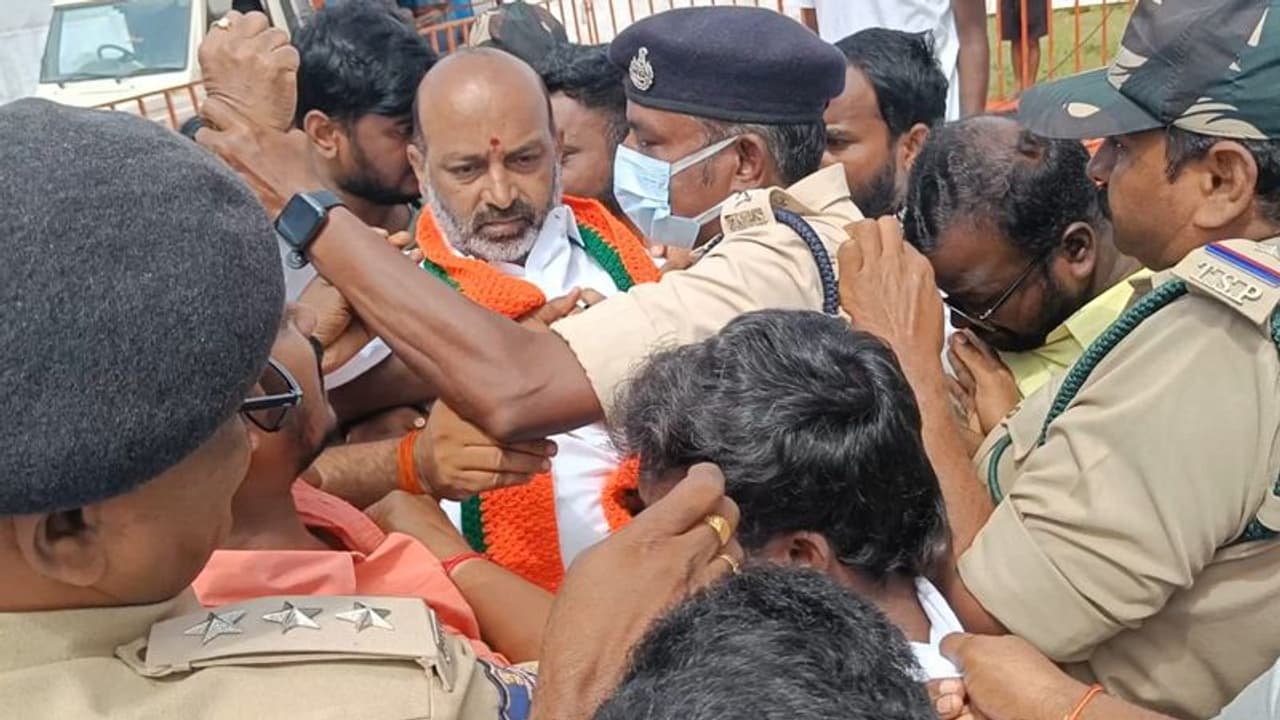 ప్రజా సంగ్రామ యాత్ర : జగిత్యాలలో బండి సంజయ్ని అడ్డుకున్న పోలీసులు, ఉద్రిక్తత ప్రజా సంగ్రామ యాత్ర : జగిత్యాలలో బండి సంజయ్ని అడ్డుకున్న పోలీసులు, ఉద్రిక్తత