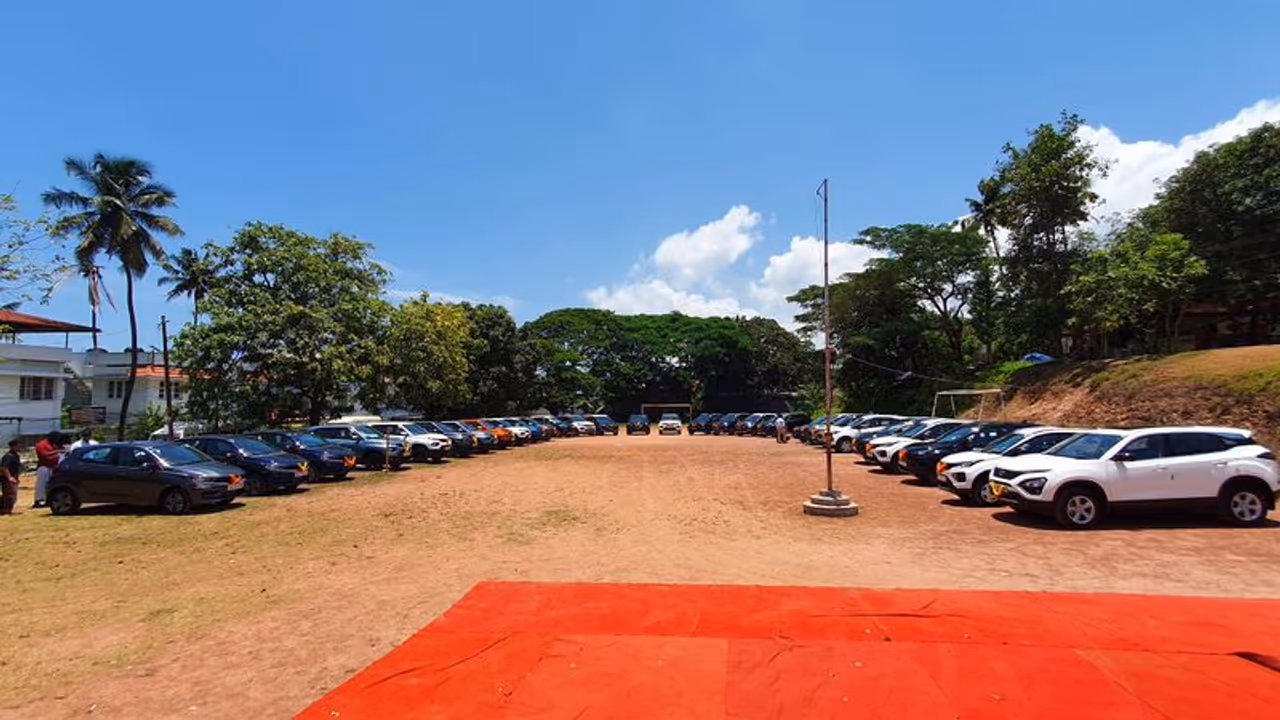 മാവേലിക്കും മുന്നേ ടാറ്റയുടെ ആ കാറുകൾ കേരളത്തിൽ, ഒന്നുംരണ്ടുമല്ല 1001 എണ്ണം! മാവേലിക്കും മുന്നേ ടാറ്റയുടെ ആ കാറുകൾ കേരളത്തിൽ, ഒന്നുംരണ്ടുമല്ല 1001 എണ്ണം!