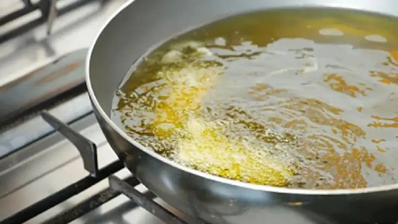 வறுத்த பிறகு மீதமுள்ள எண்ணெயை எவ்வாறு பயன்படுத்துவது? இந்த எளிய ஸ்மார்ட் ஹேக்குகளை ட்ரை பண்ணி பாருங்க..!! வறுத்த பிறகு மீதமுள்ள எண்ணெயை எவ்வாறு பயன்படுத்துவது? இந்த எளிய ஸ்மார்ட் ஹேக்குகளை ட்ரை பண்ணி பாருங்க..!!