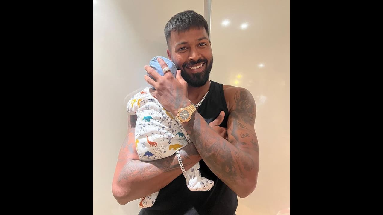 इंस्टा पर पांड्या की बोल्ड तस्वीरों ने लगाई आग, फैंस बोला 'भाई ऐसी तस्वीरों से बच्चों पर होगा साइड इफेक्ट' इंस्टा पर पांड्या की बोल्ड तस्वीरों ने लगाई आग, फैंस बोला 'भाई ऐसी तस्वीरों से बच्चों पर होगा साइड इफेक्ट'