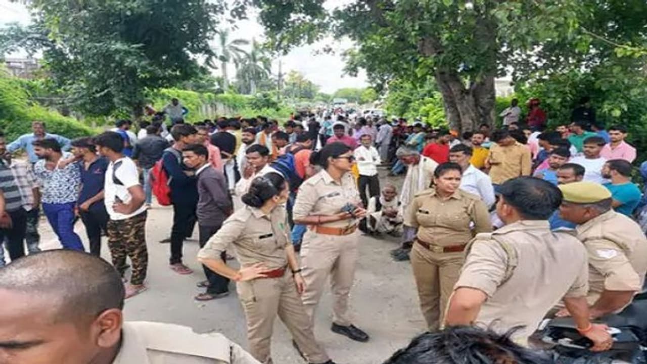 उन्नाव में फैक्ट्री में काम करने वाले मजदूर की मौत, परिजनों ने शव को बाहर रख घंटों हंगामे के साथ की ये मांग उन्नाव में फैक्ट्री में काम करने वाले मजदूर की मौत, परिजनों ने शव को बाहर रख घंटों हंगामे के साथ की ये मांग