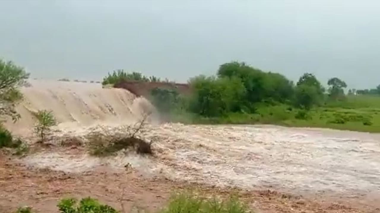Chikkaballapura : ಕುಮದ್ವತಿ ನದಿಯಲ್ಲಿ ಕೊಚ್ಚಿಹೋದ ಕೂಲಿ ಕಾರ್ಮಿಕ Chikkaballapura : ಕುಮದ್ವತಿ ನದಿಯಲ್ಲಿ ಕೊಚ್ಚಿಹೋದ ಕೂಲಿ ಕಾರ್ಮಿಕ