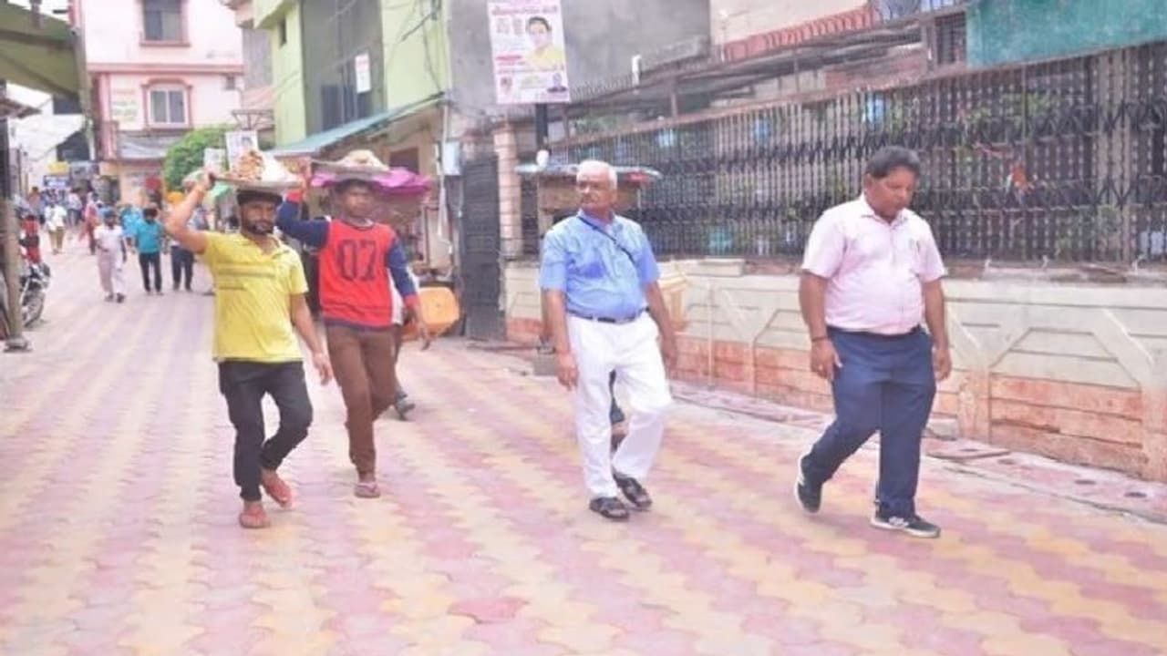 जन्माष्टमी में हुए हादसे की गोपनीय तरीके से की जांच, आम लोगों की तरह मंदिर पहुंचे पूर्व डीजीपी सुलखान सिंह जन्माष्टमी में हुए हादसे की गोपनीय तरीके से की जांच, आम लोगों की तरह मंदिर पहुंचे पूर्व डीजीपी सुलखान सिंह