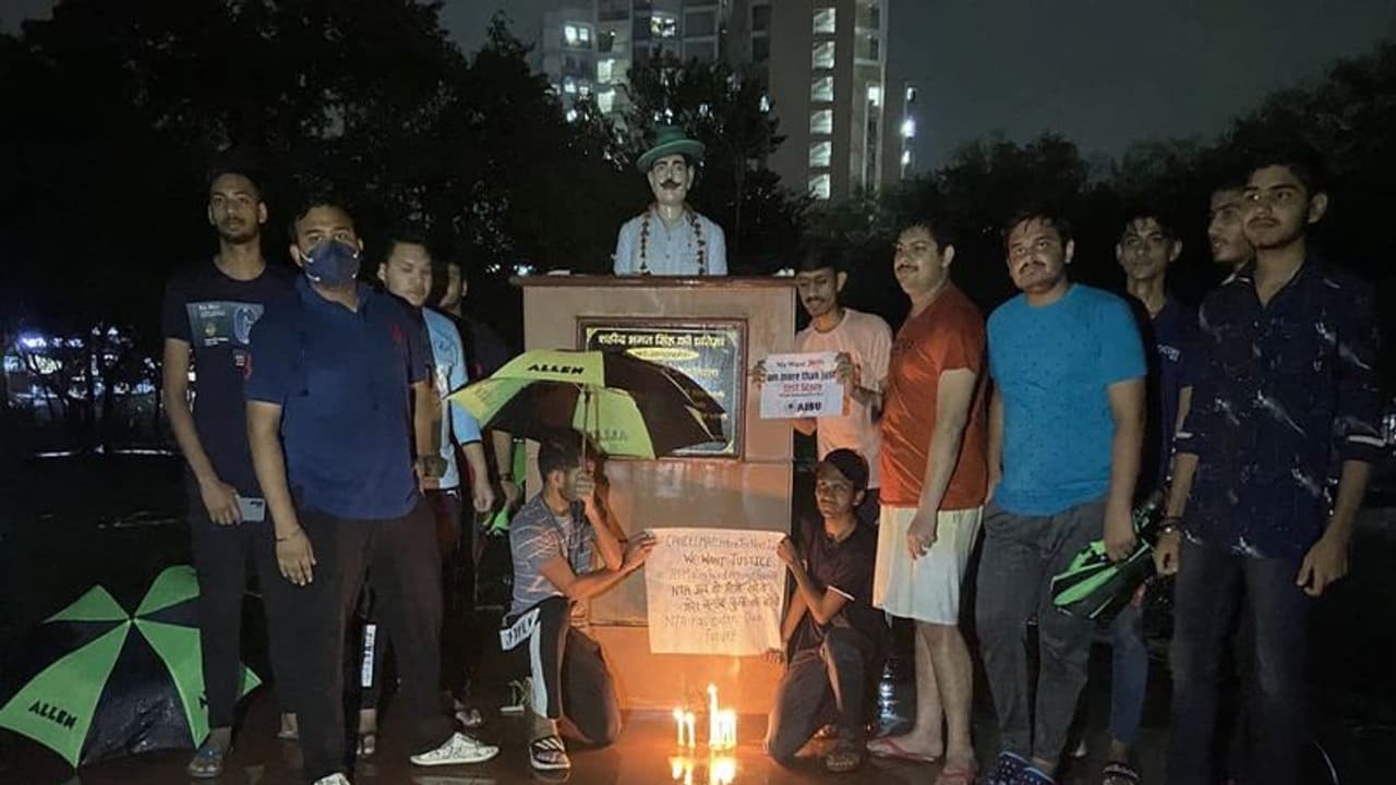 JEE Advanced से पहले स्टूडेंट्स ने क्यों निकाला कैंडल मार्च, जानें किस बात से हैं नाखुश JEE Advanced से पहले स्टूडेंट्स ने क्यों निकाला कैंडल मार्च, जानें किस बात से हैं नाखुश