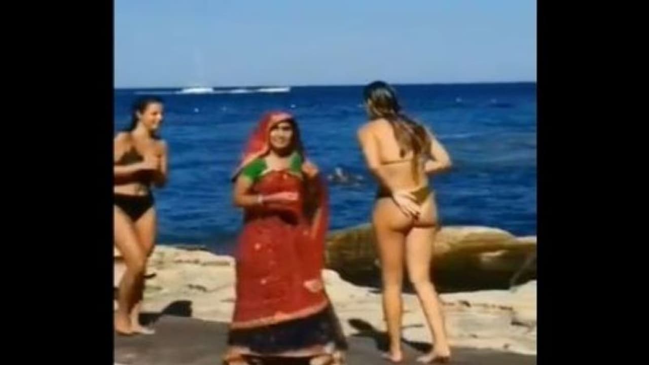 अरे काकी कहां पहुंच गई...बिकनी गर्ल के बीच में जब पहुंच गई साड़ी वाली भाभी 