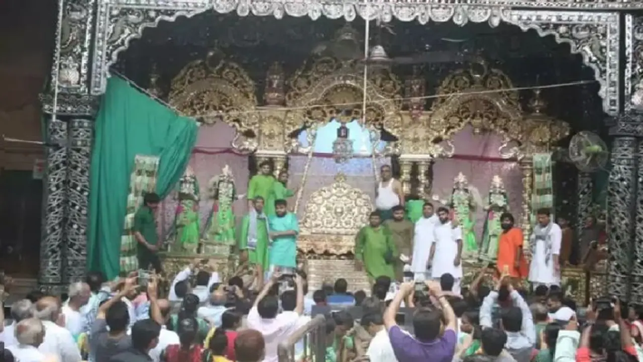 मथुरा: बांके बिहारी मंदिर में महिला से अश्लील हरकत करने वाला पुलिसकर्मी गिरफ्तार मथुरा: बांके बिहारी मंदिर में महिला से अश्लील हरकत करने वाला पुलिसकर्मी गिरफ्तार