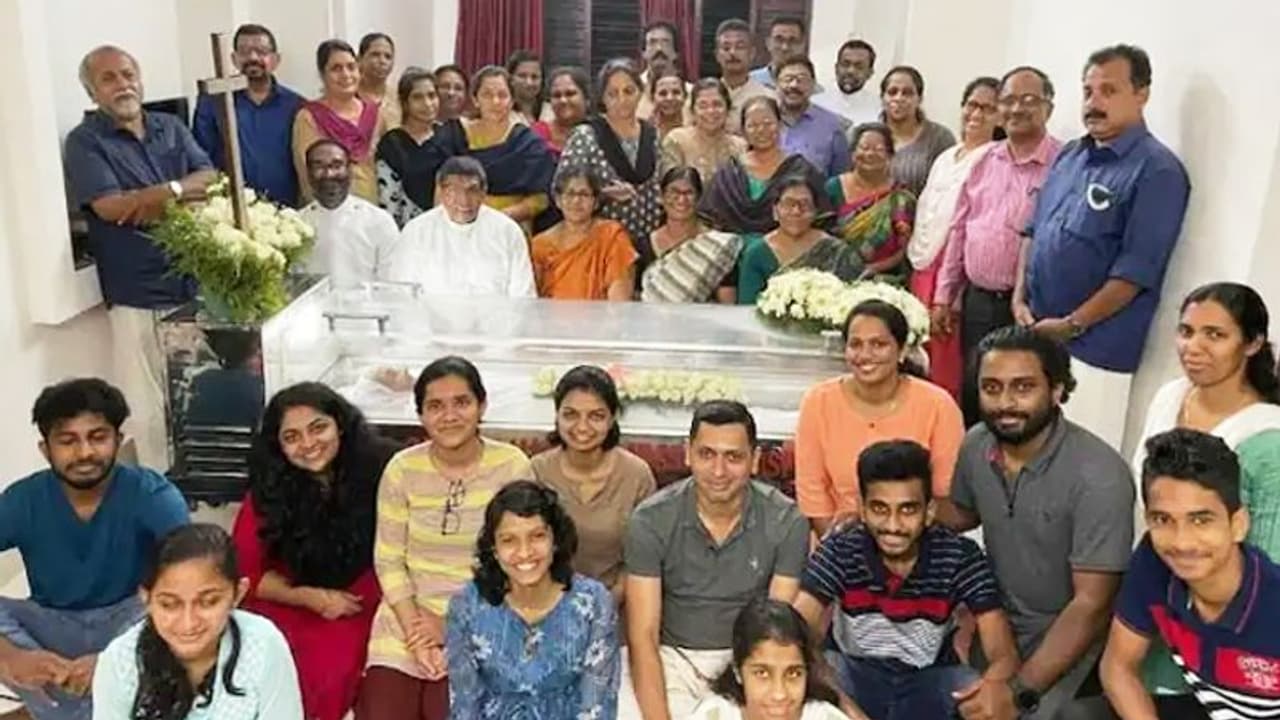 मां के शव को बीच में रख पूरे परिवार ने क्लिक करवाई फोटो, अंतिम संस्कार में मुस्कुराता रहा हर कोई मां के शव को बीच में रख पूरे परिवार ने क्लिक करवाई फोटो, अंतिम संस्कार में मुस्कुराता रहा हर कोई