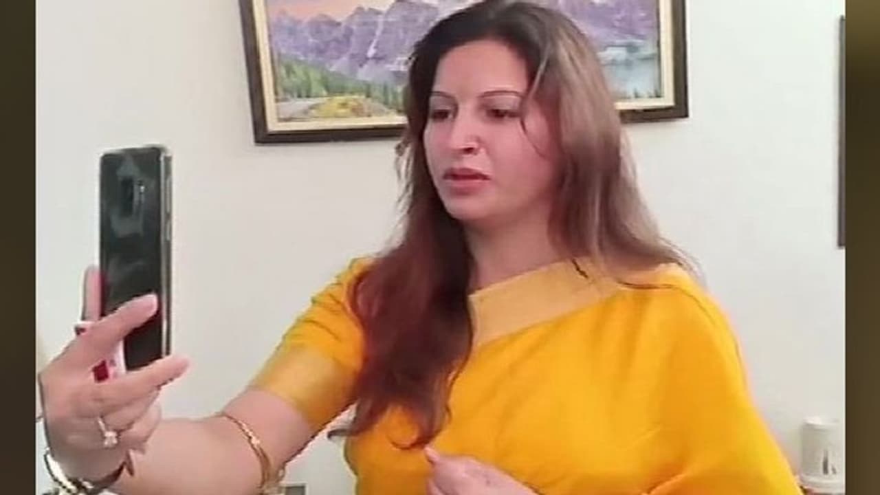 सोनाली फोगाट ने मौत से पहले मां को किया था फोन, बताया था कोई साजिश रच रहा...यहां बहुत गड़बड़ है! सोनाली फोगाट ने मौत से पहले मां को किया था फोन, बताया था कोई साजिश रच रहा...यहां बहुत गड़बड़ है!