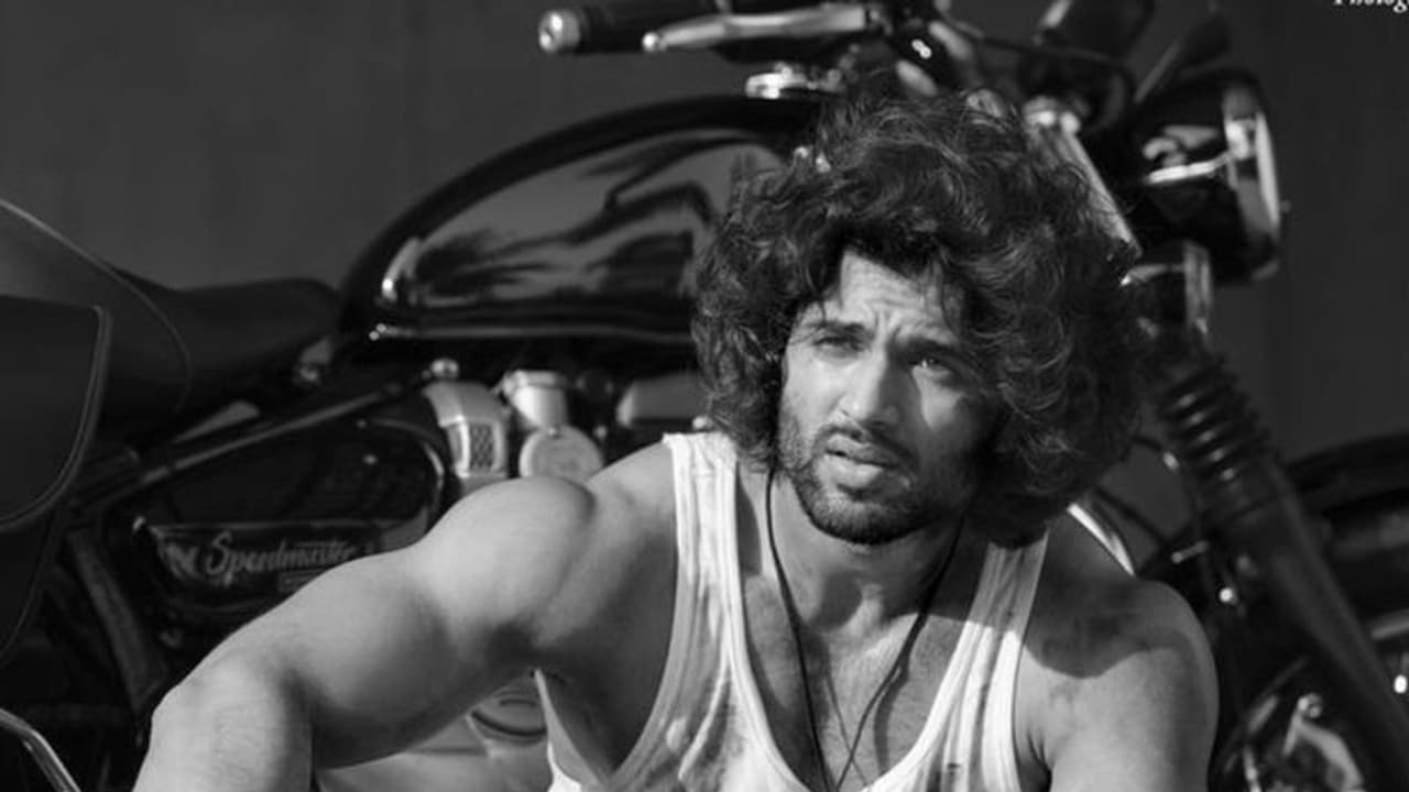 শাহরুখের জায়গা কেড়ে নিতে চান বিজয় দেবরাকোন্ডা, কেন এমন বললেন তিনি? শাহরুখের জায়গা কেড়ে নিতে চান বিজয় দেবরাকোন্ডা, কেন এমন বললেন তিনি?