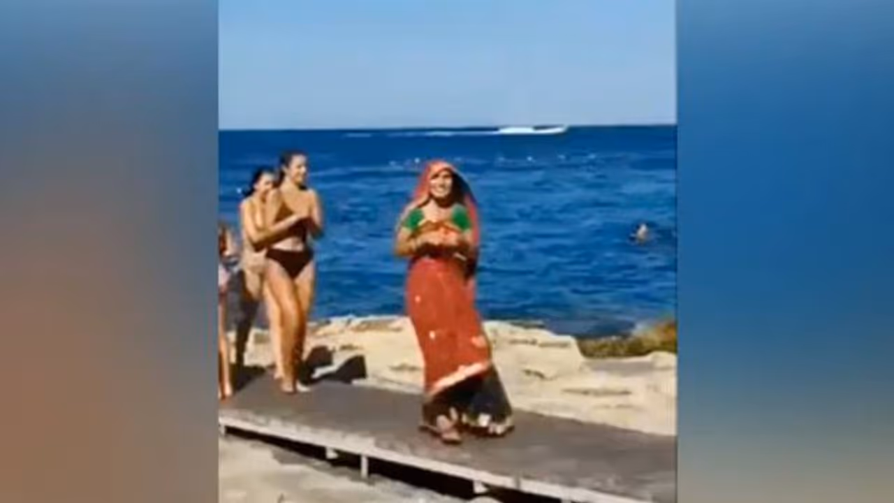 വിദേശ ബീച്ചിൽ ബിക്കിനിയിട്ടവര്‍ക്കിടയിൽ സാരിയുടുത്ത സുന്ദരി, സംസ്കാരം ചേര്‍ത്തുപിടിച്ചെന്ന് പ്രശംസ