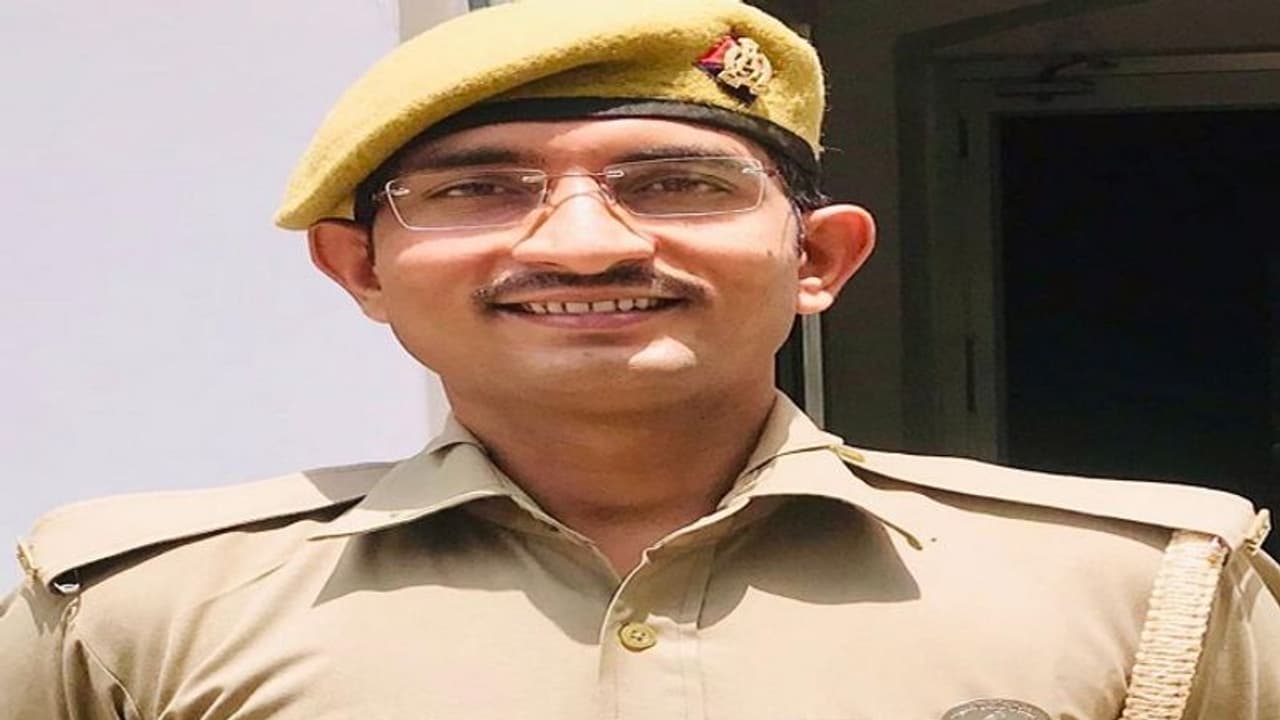 जानिए कौन है UP पुलिस के असली स्टार सचिन कौशिक, पुलिस की छवि को बदलने की कर रहे कोशिश