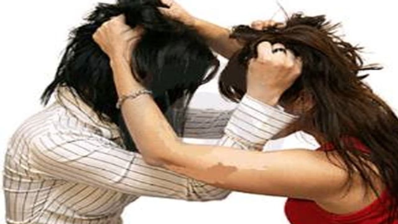 विदेश से लौटा पति तो दो बीवियों का शुरू हुआ हाई वोल्टेज ड्रामा, पुलिस का भी हुआ बुरा हाल