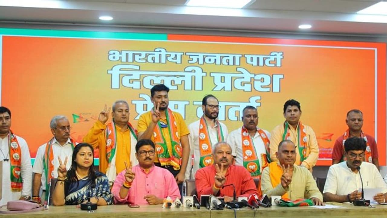 ಆಮ್ ಆದ್ಮಿಗೆ ಮತ್ತೊಂದು ಹೊಡೆತ, ಮದ್ಯ ಜಟಾಪಟಿ ನಡುವೆ ಆಪ್ ಕಾರ್ಯಕರ್ತರು ಬಿಜೆಪಿಗೆ! ಆಮ್ ಆದ್ಮಿಗೆ ಮತ್ತೊಂದು ಹೊಡೆತ, ಮದ್ಯ ಜಟಾಪಟಿ ನಡುವೆ ಆಪ್ ಕಾರ್ಯಕರ್ತರು ಬಿಜೆಪಿಗೆ!