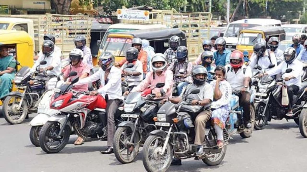 தமிழகத்தில் போக்குவரத்து துறை கட்டணங்கள் உயர்வு.. பொதுமக்கள் அதிர்ச்சி !