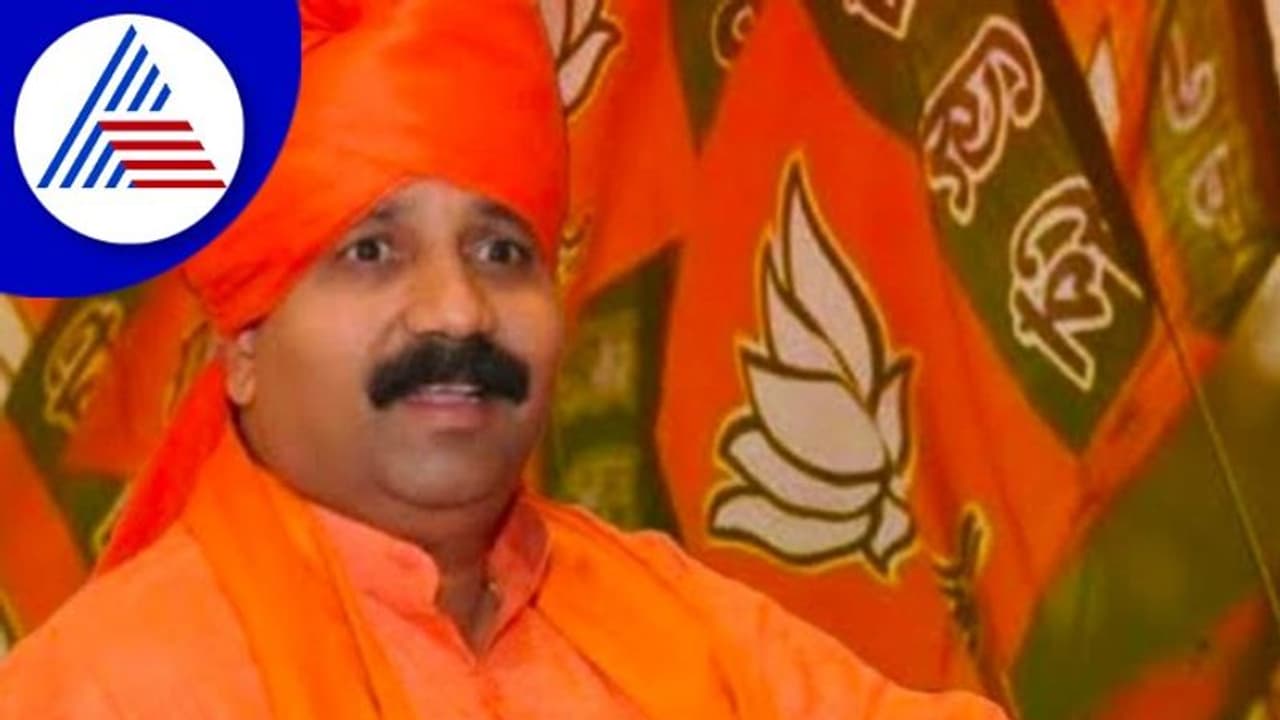 ಉಡುಪಿಯಲ್ಲಿ ನಿರ್ಮಾಣವಾಗುವುದು ಸಾವರ್ಕರ್ ಪುತ್ಥಳಿಯೋ ವೃತ್ತವೋ? ನಿಲ್ಲದ ಚರ್ಚೆ ಉಡುಪಿಯಲ್ಲಿ ನಿರ್ಮಾಣವಾಗುವುದು ಸಾವರ್ಕರ್ ಪುತ್ಥಳಿಯೋ ವೃತ್ತವೋ? ನಿಲ್ಲದ ಚರ್ಚೆ