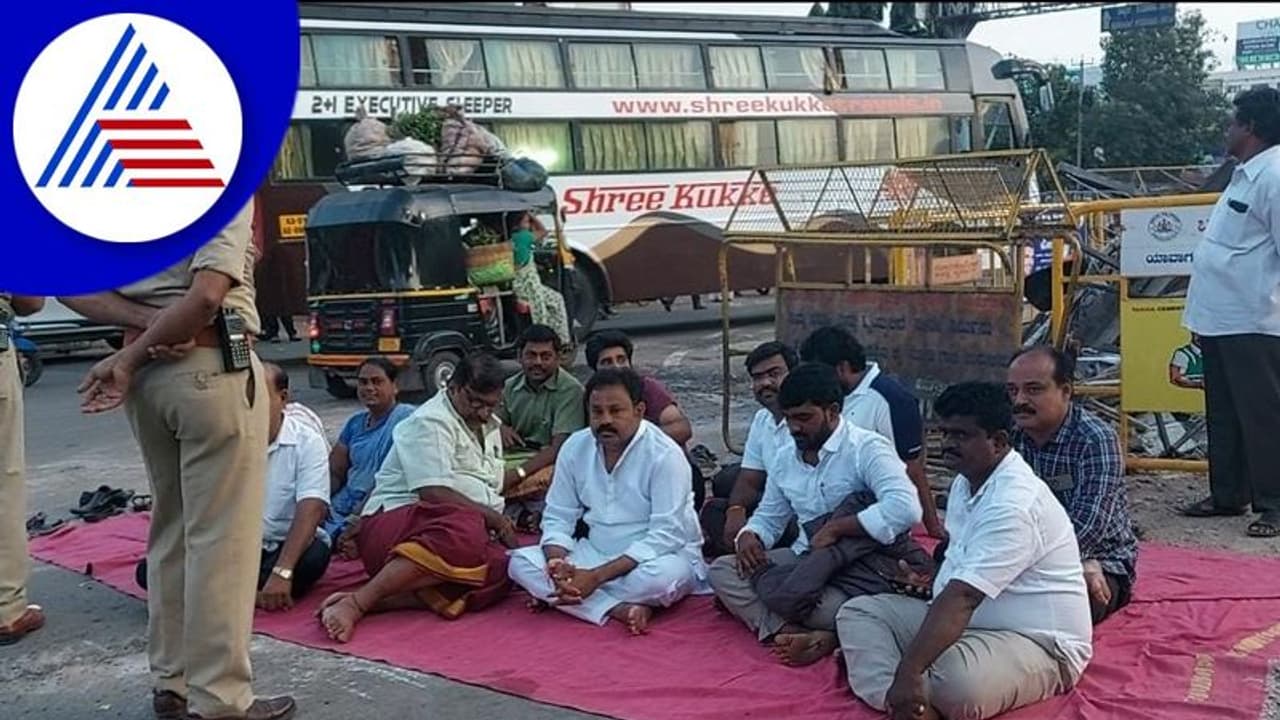 ಗಡಿಗಿ ಚೆನ್ನಪ್ಪ ವೃತ್ತದ ಗಡಿಯಾರ ಸ್ಥಂಭ ತೆರವು: ರಾತ್ರೋರಾತ್ರಿ ಶ್ರೀರಾಮುಲು ನೇತೃತ್ವದಲ್ಲಿ ಕಾರ್ಯಾಚರಣೆ ಗಡಿಗಿ ಚೆನ್ನಪ್ಪ ವೃತ್ತದ ಗಡಿಯಾರ ಸ್ಥಂಭ ತೆರವು: ರಾತ್ರೋರಾತ್ರಿ ಶ್ರೀರಾಮುಲು ನೇತೃತ್ವದಲ್ಲಿ ಕಾರ್ಯಾಚರಣೆ