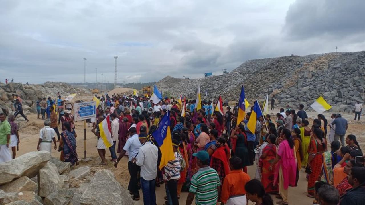 വിഴിഞ്ഞത്തെ തടസങ്ങൾ: കോടികളുടെ വരുമാന നഷ്ടം, പലിശയിനത്തിലും നഷ്ടം, കേരളം നേരിടുന്നത് വമ്പൻ തിരിച്ചടി വിഴിഞ്ഞത്തെ തടസങ്ങൾ: കോടികളുടെ വരുമാന നഷ്ടം, പലിശയിനത്തിലും നഷ്ടം, കേരളം നേരിടുന്നത് വമ്പൻ തിരിച്ചടി