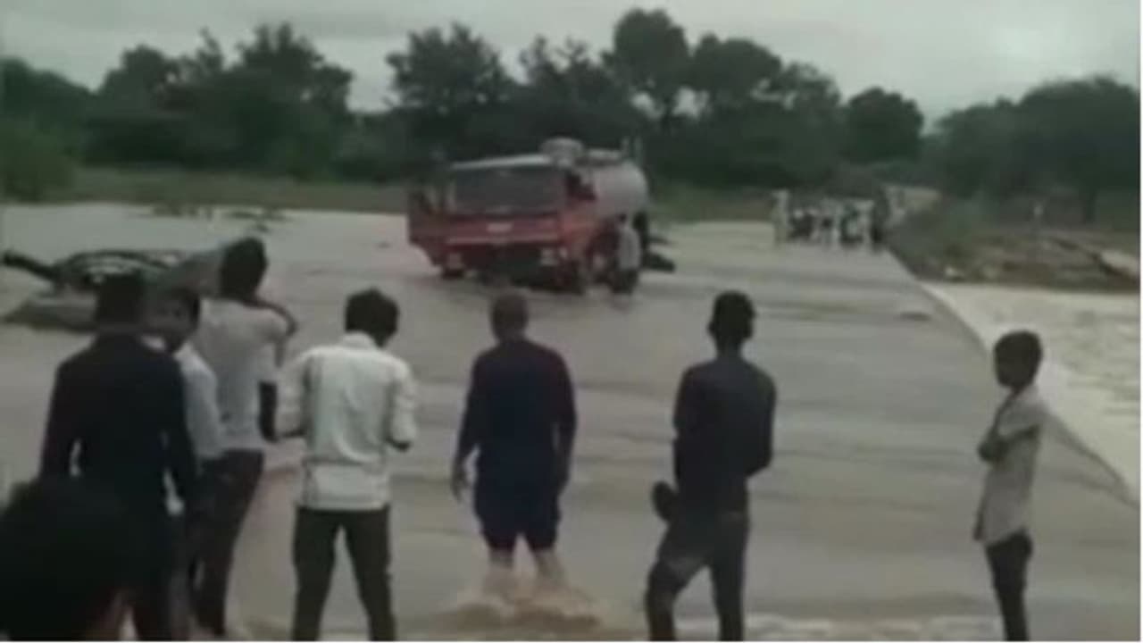 राजस्थान में भयंकर बारिश: 5 जिलों में मची तबाही, माचिस की तीलियों की तरह बाढ़ में बह रही गाड़ियां राजस्थान में भयंकर बारिश: 5 जिलों में मची तबाही, माचिस की तीलियों की तरह बाढ़ में बह रही गाड़ियां