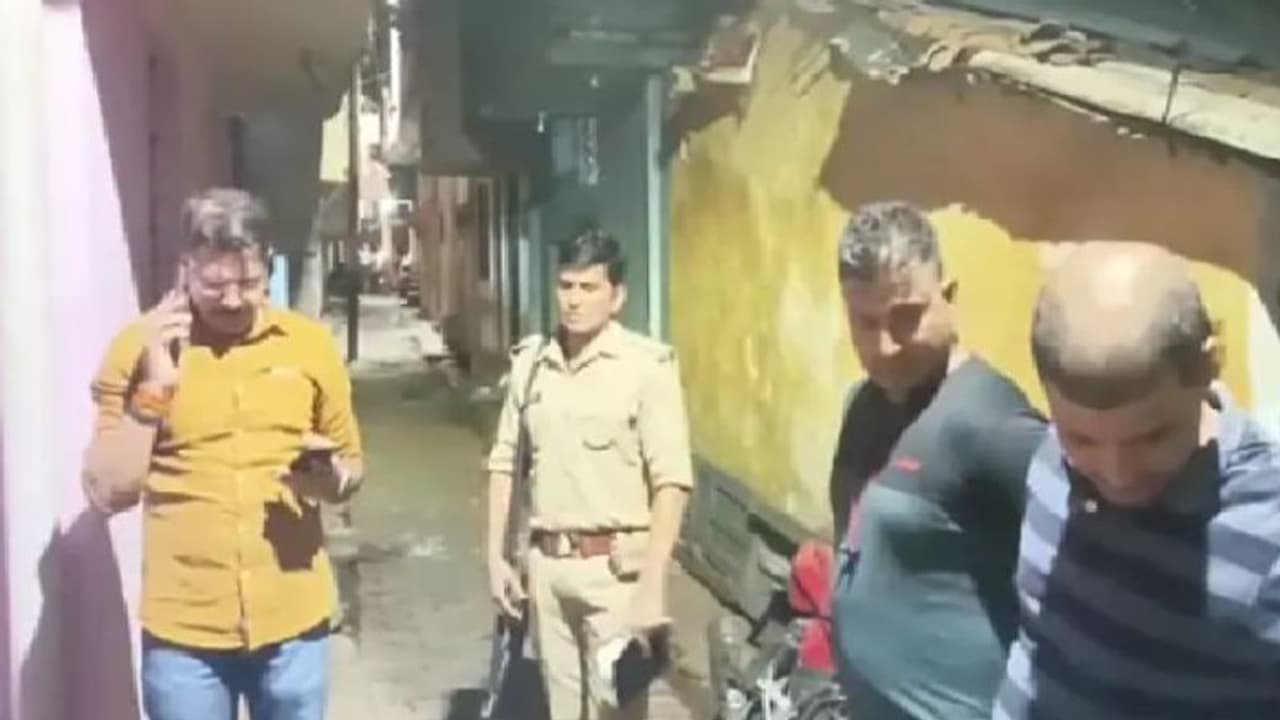 कानपुर में छेड़खानी का विरोध करने पर सफाई कर्मचारी को उतारा मौत के घाट, मृतक के भाई ने लगाए गंभीर आरोप कानपुर में छेड़खानी का विरोध करने पर सफाई कर्मचारी को उतारा मौत के घाट, मृतक के भाई ने लगाए गंभीर आरोप